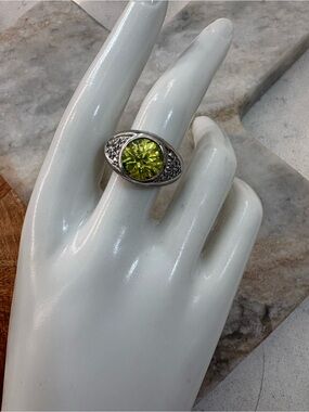 Vintage Gold Plated Ring with Lime Green Gemstone - Size 7.75